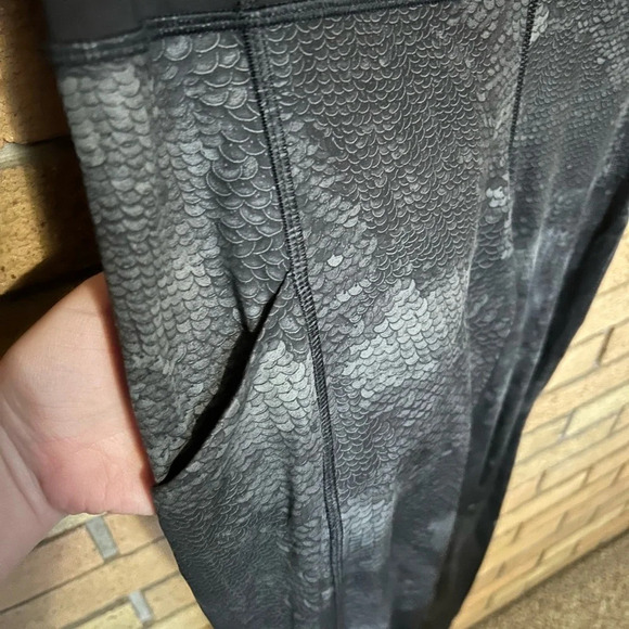 Lululemon Leggings Gray Snake Scale Print Full Length Athletic Pants Size 6 - Picture 2 of 5